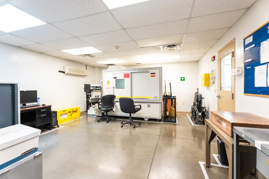 More Photos Of 9533 Commission Dr, Mascot Manufacturing For Lease