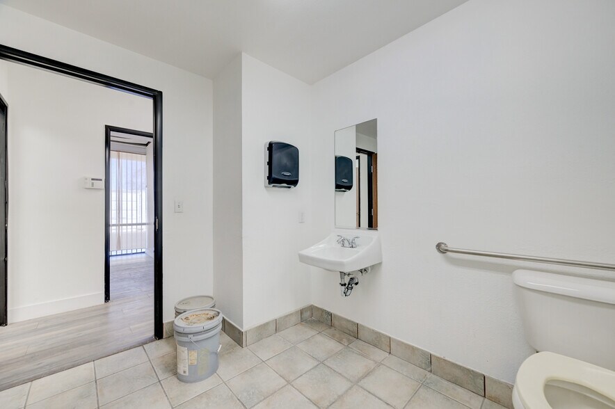 More Photos Of 1997 Whitney Mesa Dr, Henderson Warehouse For Lease