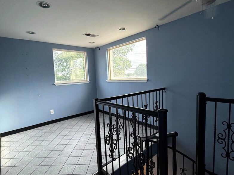 More Photos Of 117 Park Rd, Lexington Showroom For Sale