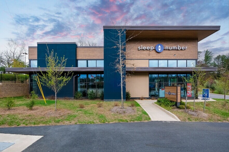 More Photos Of 1431 Seminole Trl, Charlottesville Freestanding For Sale