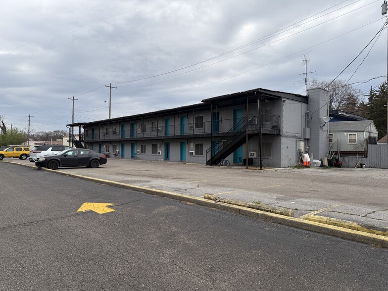 More Photos Of 111 W 12 Mile Rd, Royal Oak Hotel For Sale
