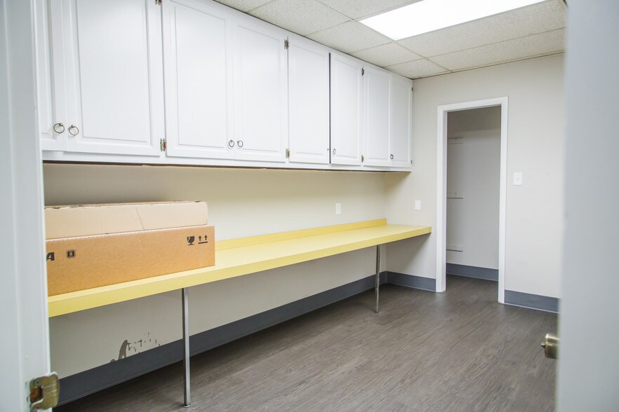 More Photos Of 10308 State Line Rd, Leawood Office For Lease