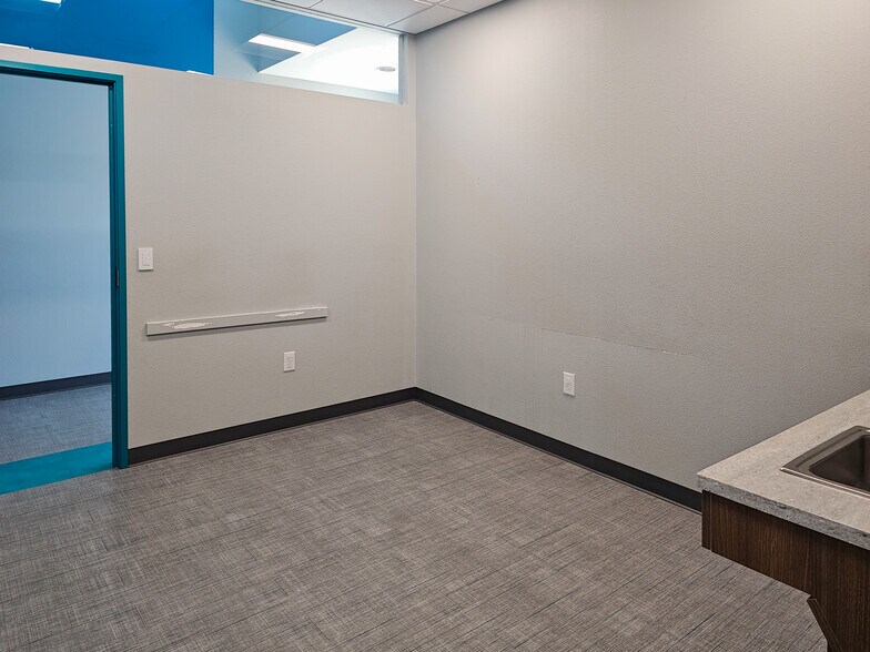 More Photos Of 6450 Central Park Blvd, Abilene Office For Sale