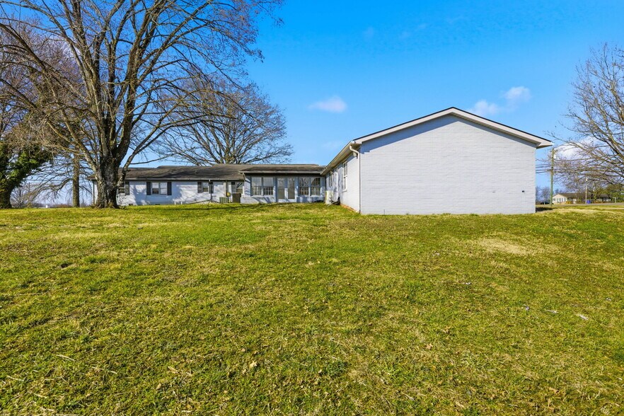 More Photos Of 803 E Broadway Blvd, Jefferson City Warehouse For Sale