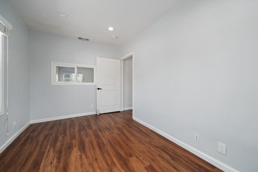 More Photos Of 2283 N Batavia St, Orange Contractor Storage Yard For Sale