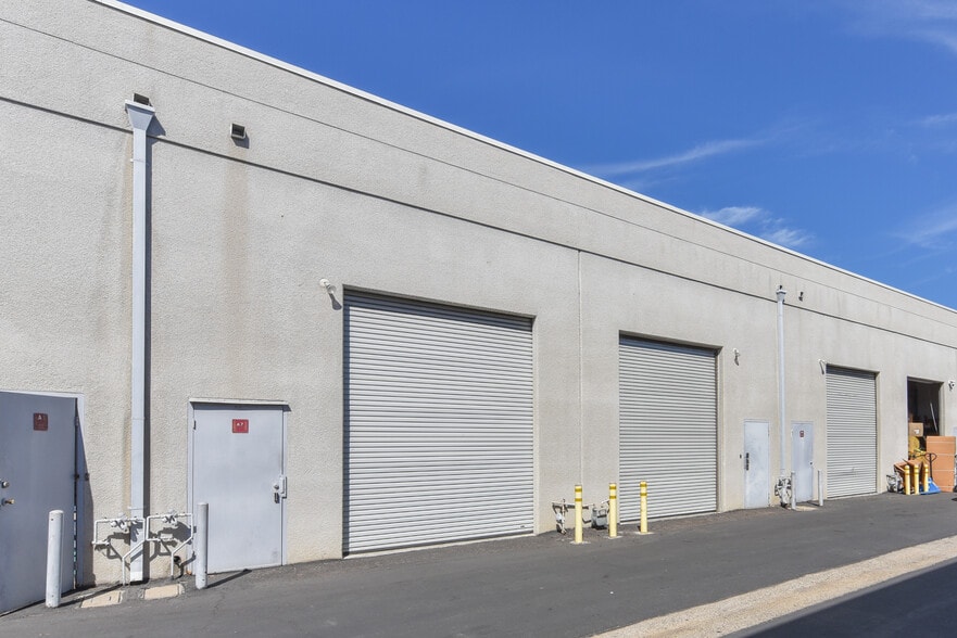 More Photos Of 711 W 17th St, Costa Mesa Warehouse For Sale