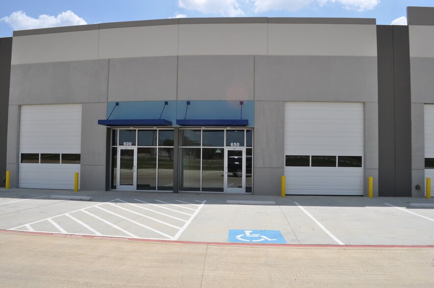 More Photos Of 550 W Round Grove Rd, Lewisville Showroom For Lease