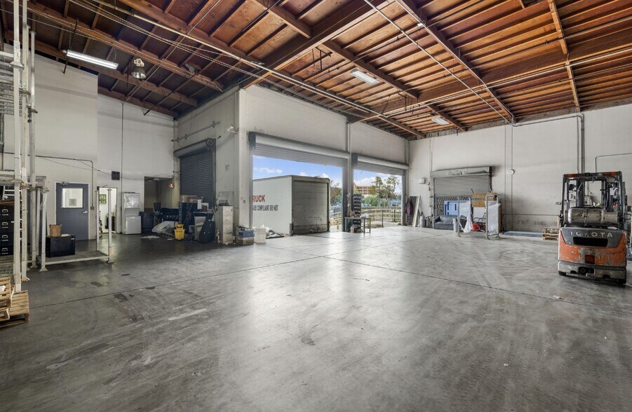 More Photos Of 5717 E Ferguson Dr, Commerce Manufacturing For Lease