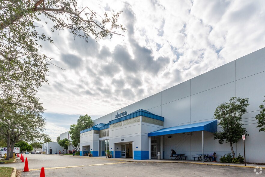More Photos Of 19500 S Dixie Hwy, Miami Office For Lease