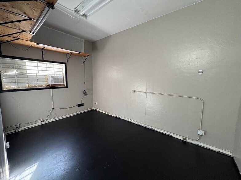 More Photos Of 270-274 E 10th St, Pittsburg Storefront For Lease