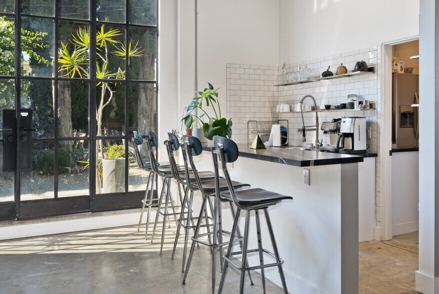 More Photos Of 3740 Motor Ave, Los Angeles Office For Lease