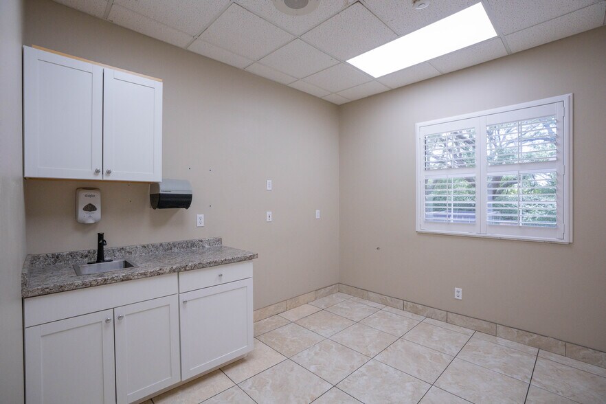 More Photos Of 3628 N Lecanto Hwy, Beverly Hills Veterinarian Kennel For Sale