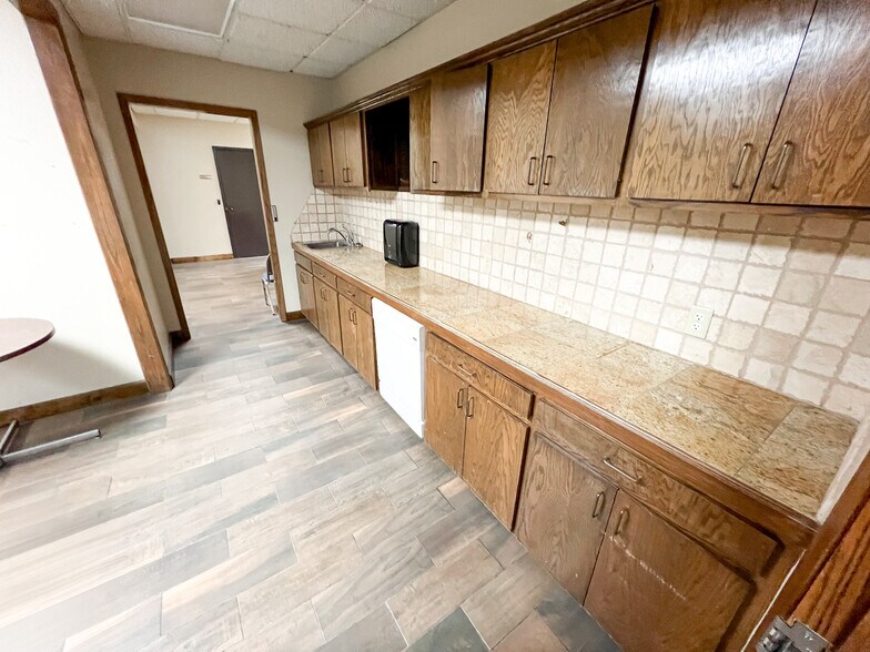 More Photos Of 2408 N Big Spring St, Midland Office For Sale