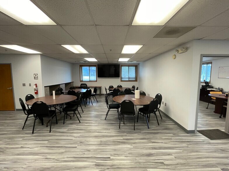 More Photos Of 2024 E Birchwood, Cudahy Truck Terminal For Lease