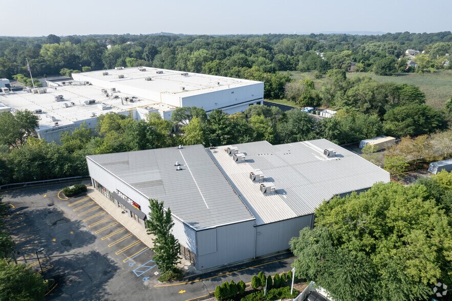 More Photos Of 557 N State Route 17 S, Paramus Freestanding For Lease