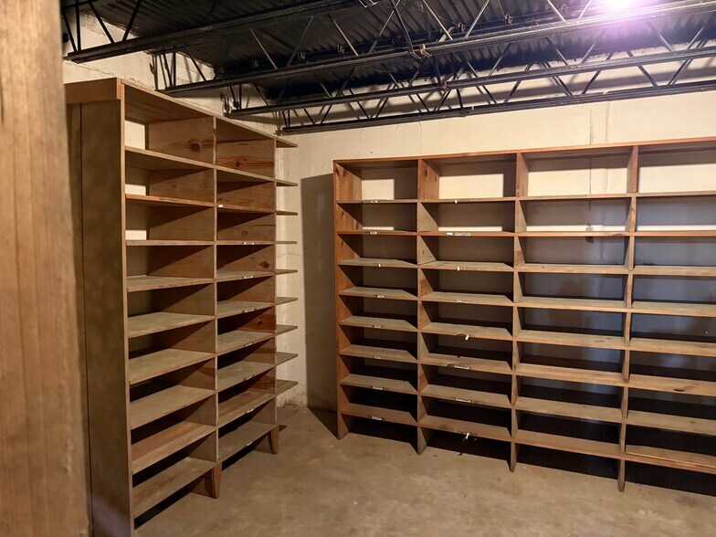 More Photos Of 121 N Lafayette Ave, Marshall Flex For Sale