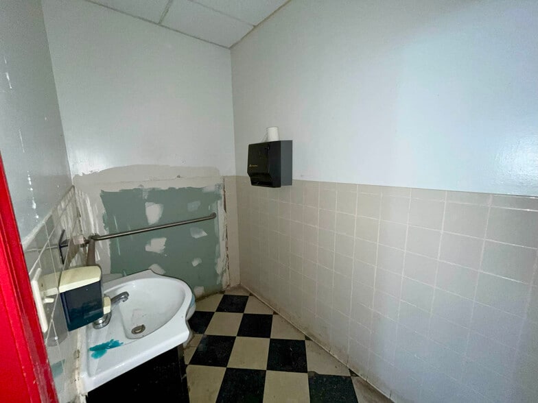 More Photos Of 6705 Holabird Ave, Dundalk Storefront For Sale