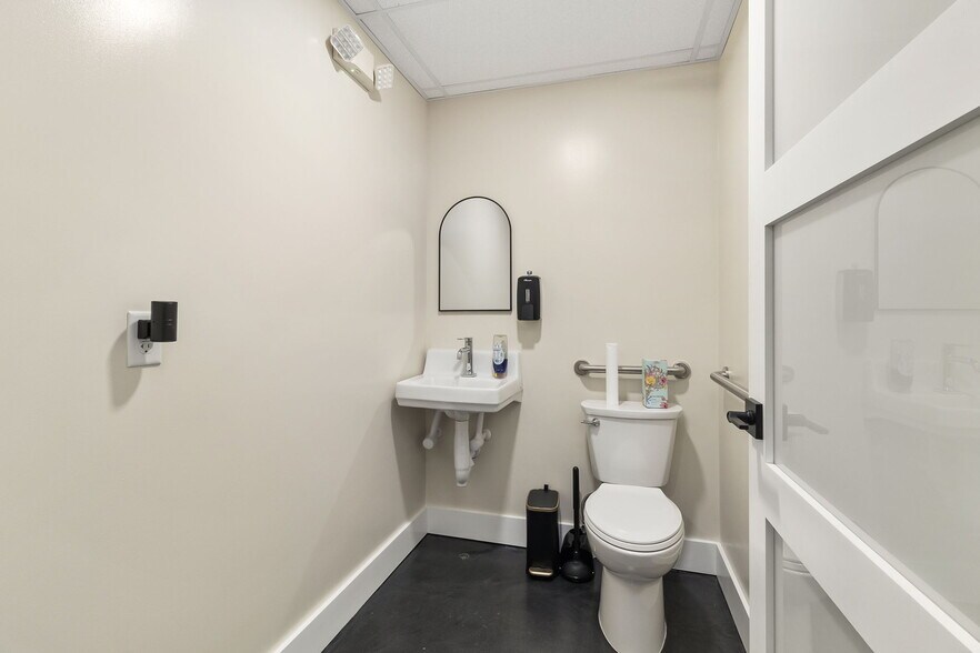 More Photos Of 1900 Tamiami Trl, Punta Gorda Office For Sale