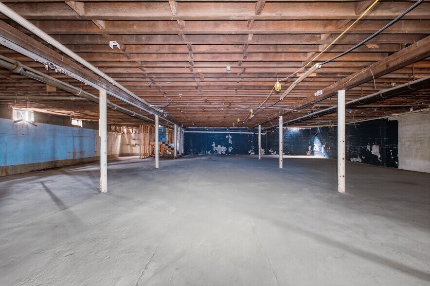 More Photos Of 1 Public Square Red Boiling Springs Sq, Lafayette Showroom For Sale