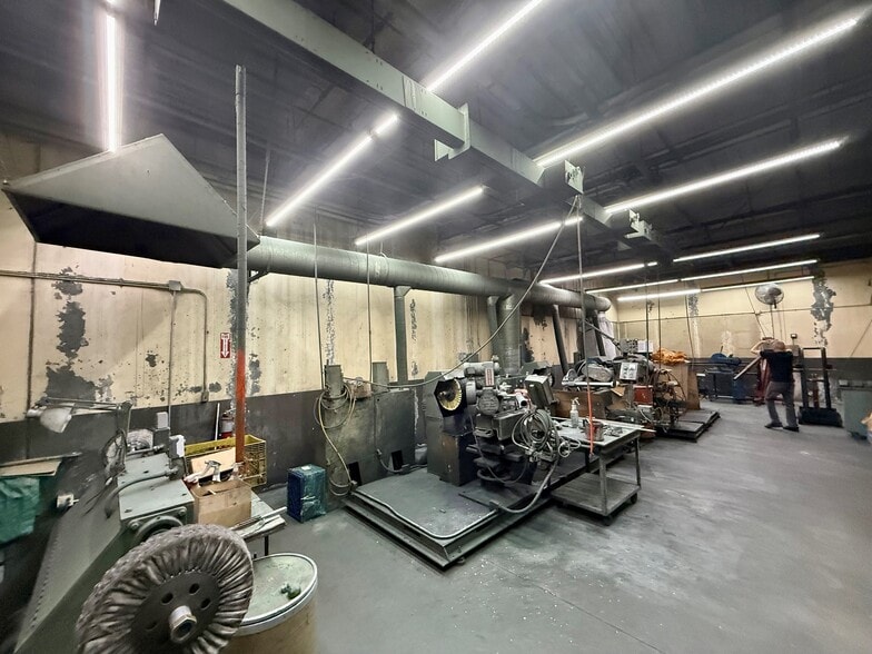 More Photos Of 3940 Pixie Ave, Lakewood Warehouse For Lease