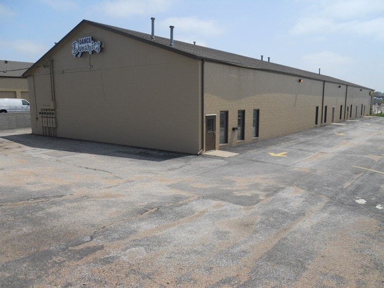 Primary Photo Of 1236-1248 Royal Dr, Papillion Warehouse For Lease