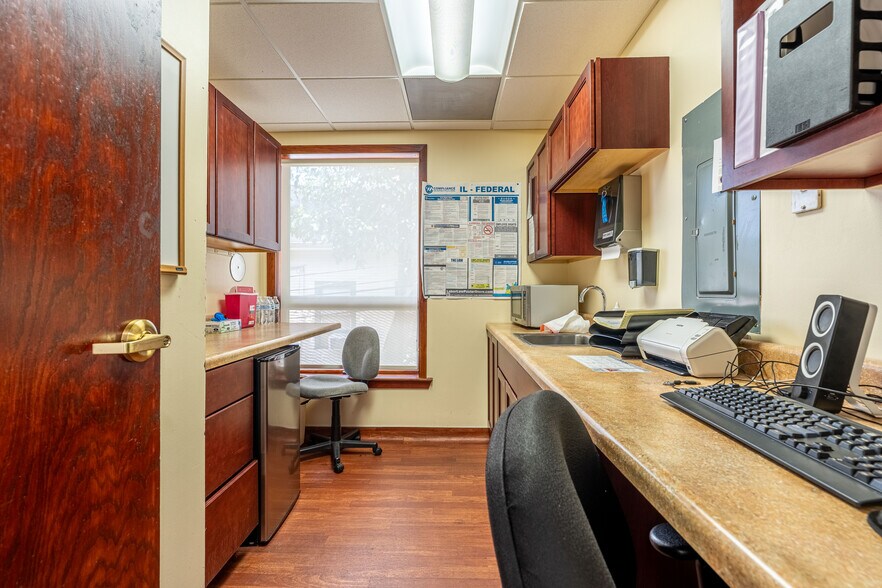 More Photos Of 401 N York St, Elmhurst Medical For Lease