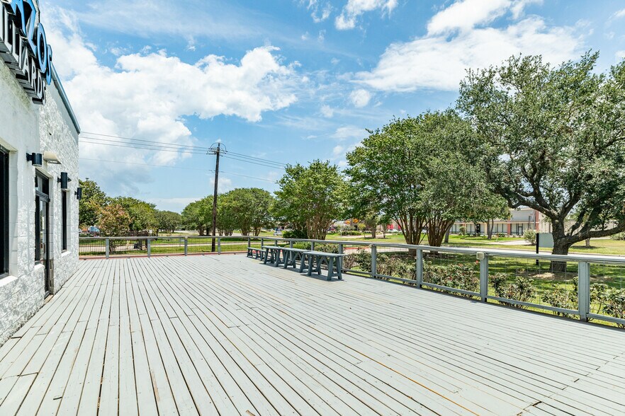 More Photos Of 470 This Way St, Lake Jackson General Retail For Sale