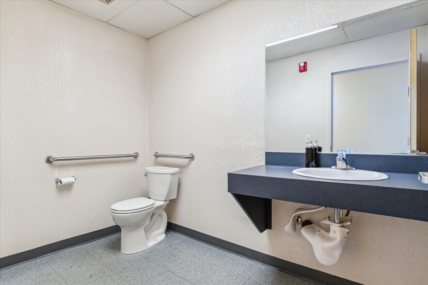 More Photos Of 5105 S Santa Fe Dr, Littleton Medical For Sale