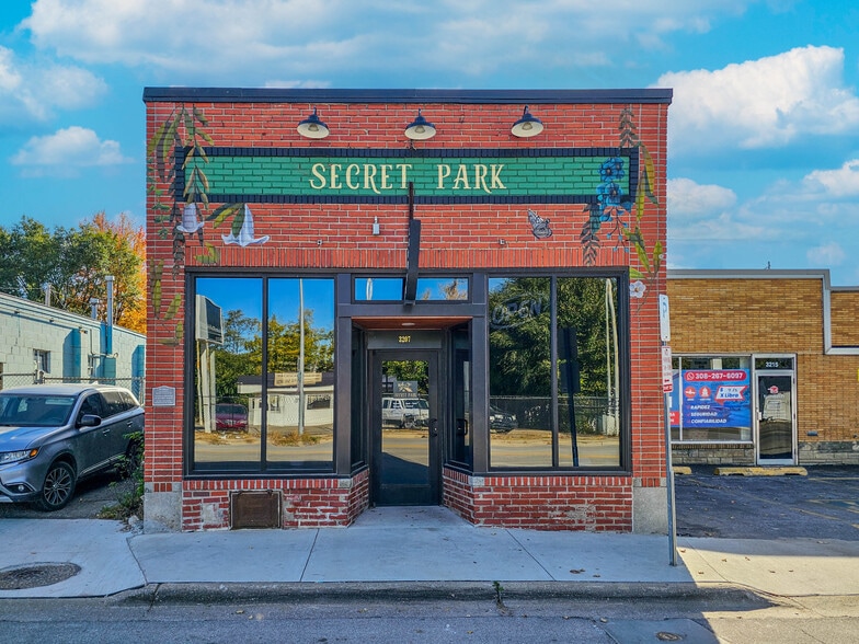 Primary Photo Of 3207 Leavenworth St, Omaha Bar For Sale