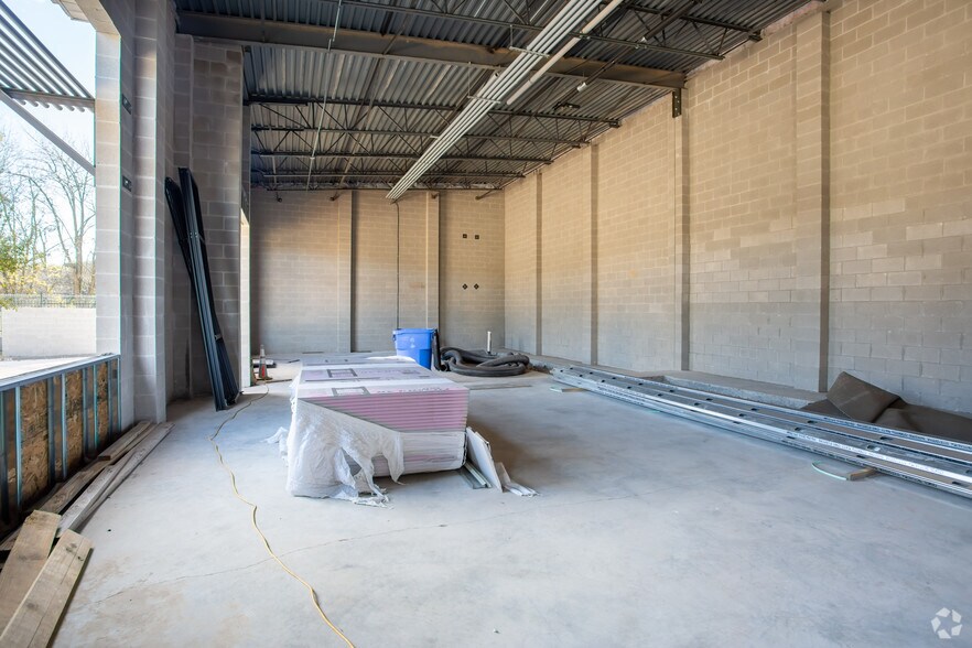 More Photos Of 2307 Thornton Rd, Austin Flex For Lease