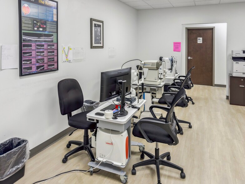 More Photos Of 4 Ellinwood Dr, New Hartford Medical For Sale