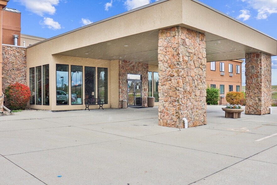 More Photos Of 4222 S 22nd Ave E, Newton Hotel For Sale