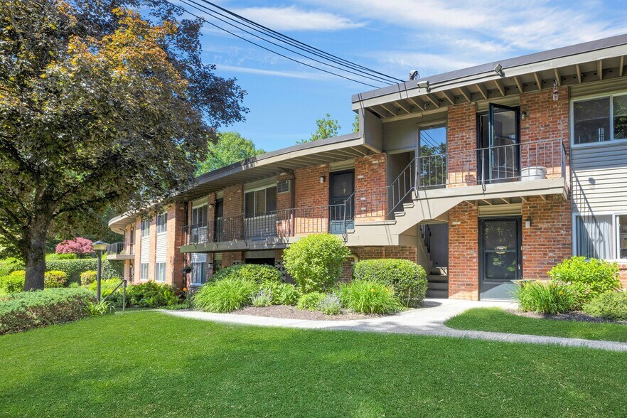 More Photos Of 1038-1056 Main St S, Woodbury Apartments For Sale