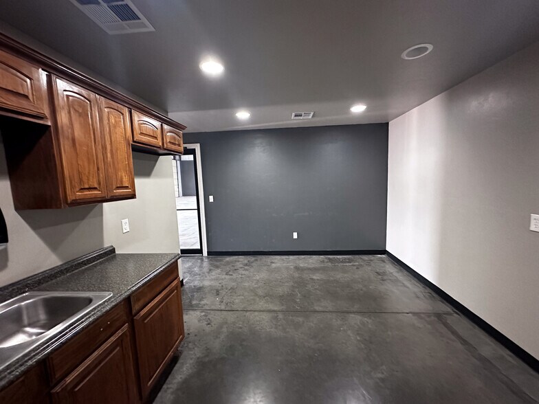 More Photos Of 524 Tower Dr, Moore Flex For Lease