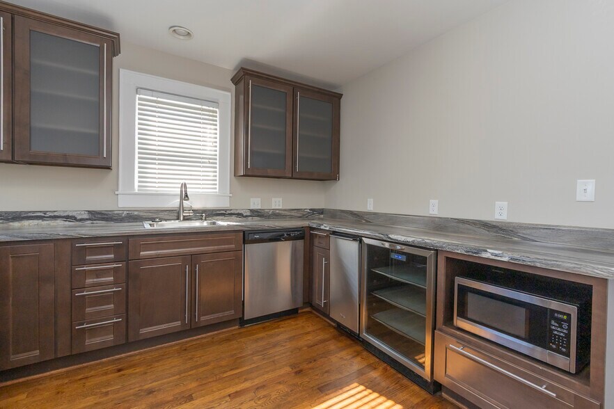 More Photos Of 2006 N Main St, Anderson Office For Sale