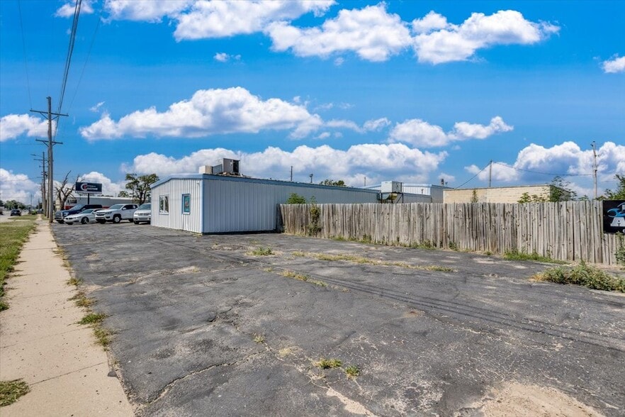 More Photos Of 501 N Poplar St, South Hutchinson Auto Repair For Sale