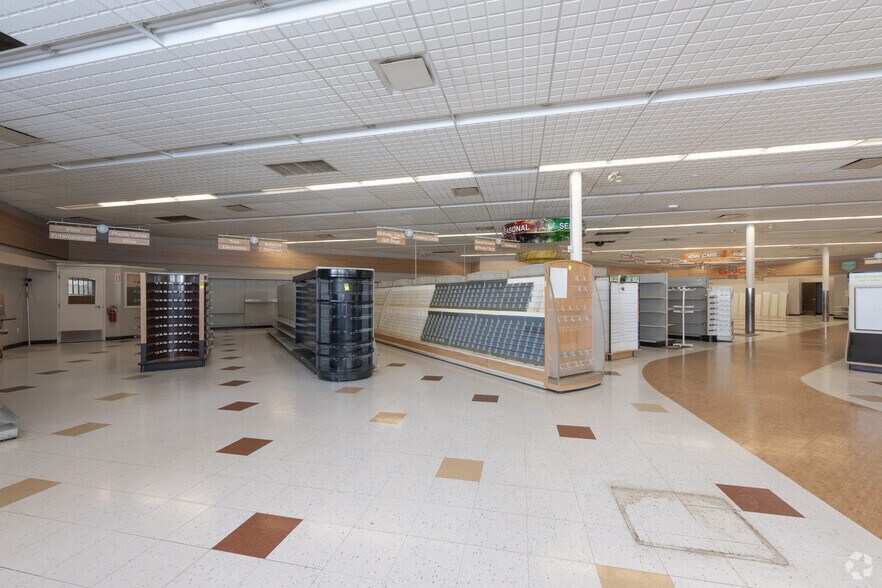 More Photos Of 735 N Water St, Uhrichsville General Retail For Sale