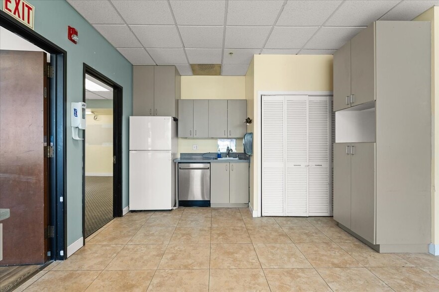 More Photos Of 991 Commercial St, Palo Alto Schools For Lease