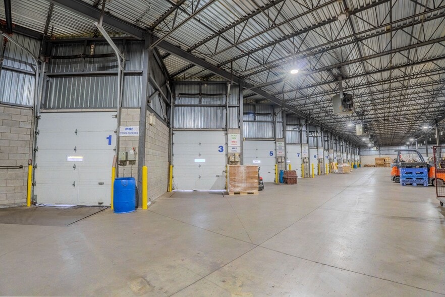 More Photos Of 13150 Boul Métropolitain E, Montréal Distribution For Sale