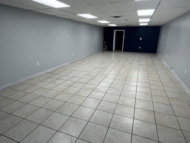 More Photos Of 8610 N Suwanee Ave, Tampa General Retail For Sale
