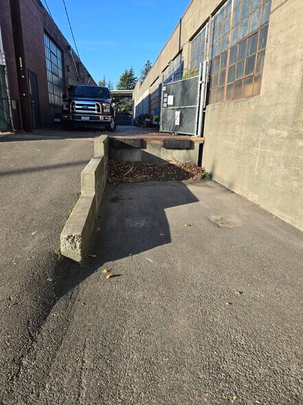 More Photos Of 5015-5025 Colorado Ave S, Seattle Warehouse For Lease