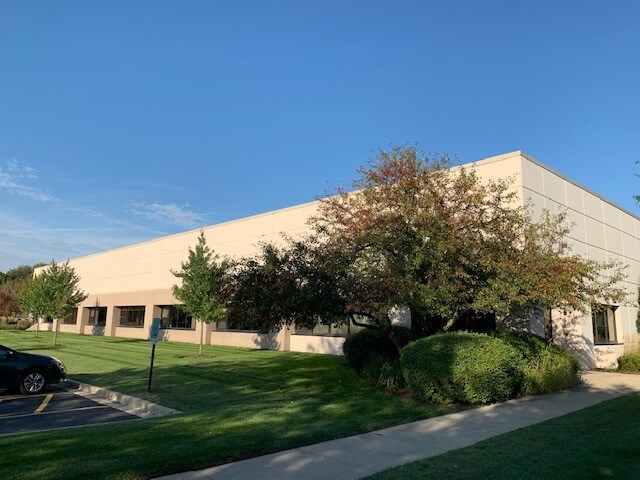 More Photos Of 345 Memorial Dr, Crystal Lake Showroom For Sale