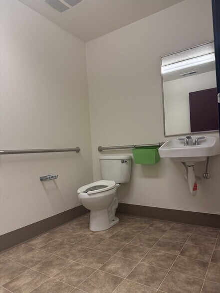 More Photos Of 2819-2827 SE 75th Ave, Hillsboro Light Distribution For Lease