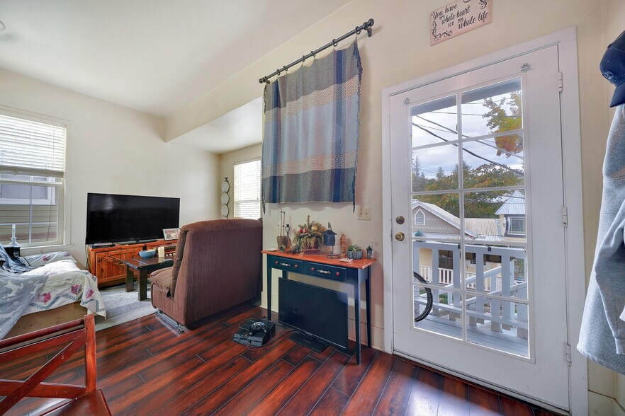 More Photos Of 36 Main St, Sutter Creek Restaurant For Sale