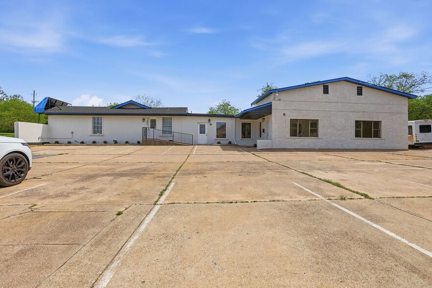 More Photos Of 1400 E Belt Line Rd, Carrollton Freestanding For Sale