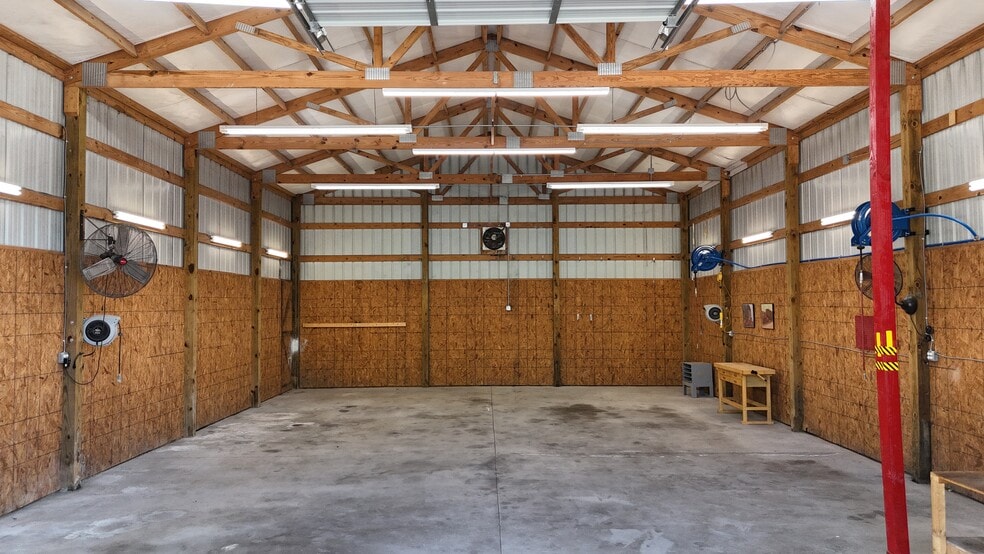 More Photos Of 101 Warner Dr, Columbia Warehouse For Lease