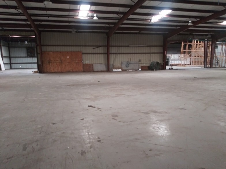 More Photos Of 5017 N Coolidge Dr, Tampa Warehouse For Lease