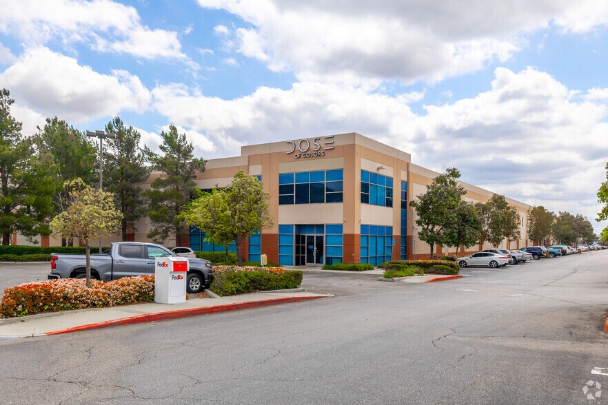 More Photos Of 7545 N San Fernando Rd, Burbank Distribution For Lease