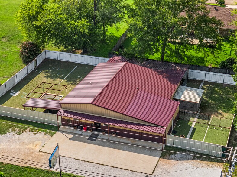 More Photos Of 819 N Main St, Gladewater Flex For Sale