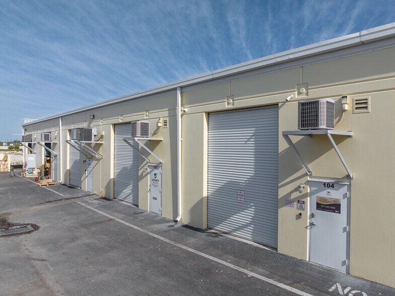 More Photos Of 17000 Alico Commerce Ct, Fort Myers Flex For Sale